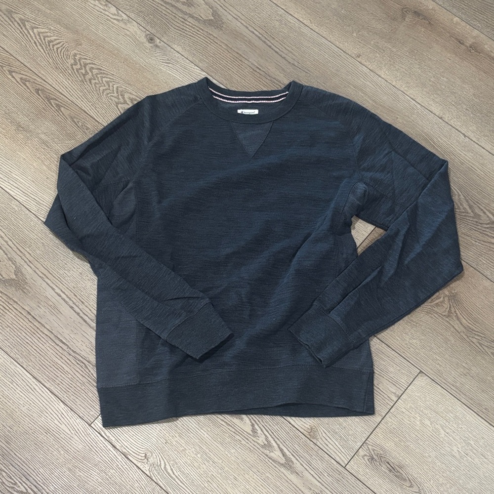 Champion dark blue crewneck sweater. Men L. Cotton/poly. Excellent condition.